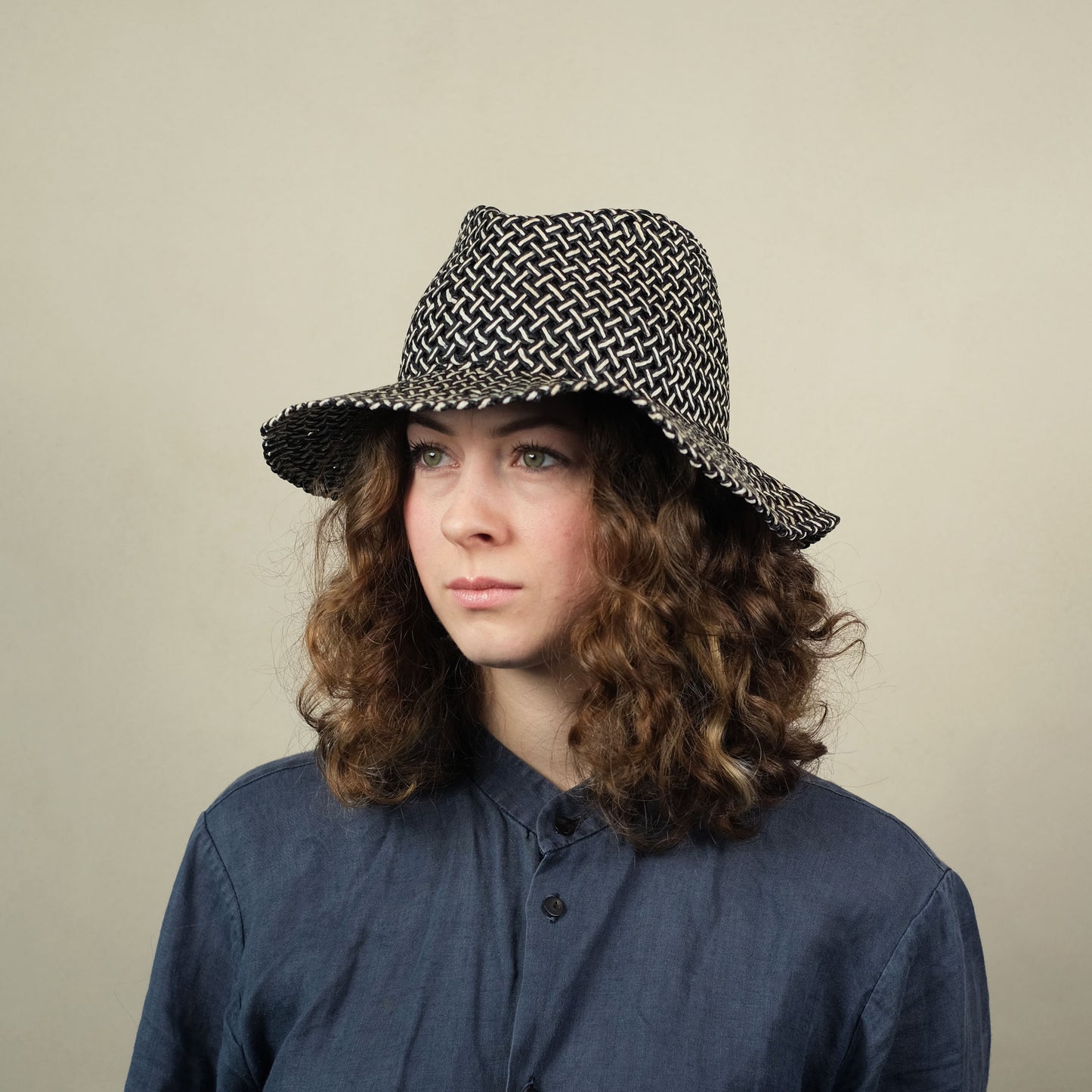 ALBA paper string black white